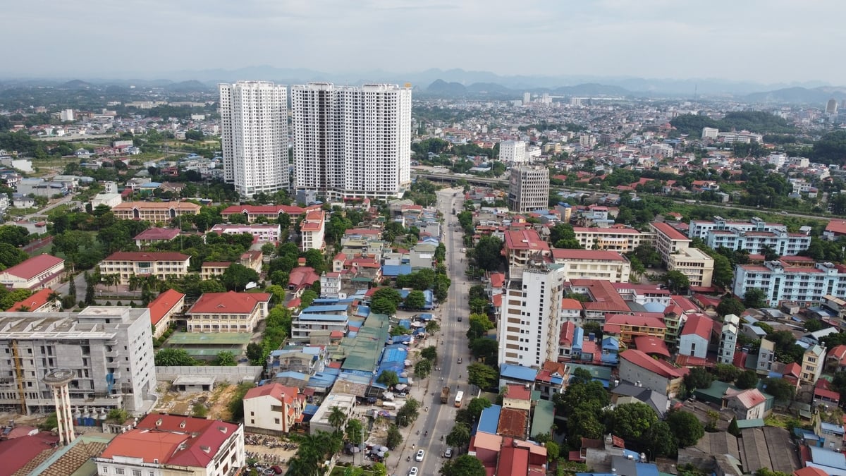 Sở Nông nghiệp và Môi trường được giao chủ trì, phối hợp với các địa phương kiểm tra, rà soát hồ sơ địa chính, hiện trạng sử dụng đất và cập nhật kịp thời cơ sở dữ liệu đất đai. Ảnh: Quang Linh. Sở Nông nghiệp và Môi trường được giao chủ trì, phối hợp với các địa phương kiểm tra, rà soát hồ sơ địa chính, hiện trạng sử dụng đất và cập nhật kịp thời cơ sở dữ liệu đất đai. Ảnh: Quang Linh.