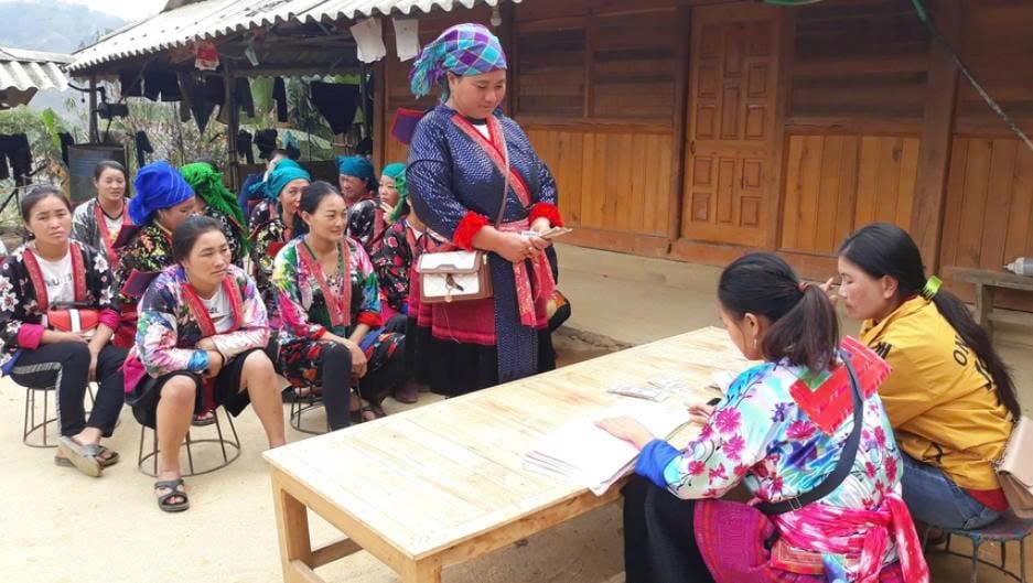 Buổi sinh hoạt tổ tiết kiệm của hội phụ nữ xã Sính Phình, huyện Tủa Chùa. Ảnh: Hoàng Châu. Buổi sinh hoạt tổ tiết kiệm của hội phụ nữ xã Sính Phình, huyện Tủa Chùa. Ảnh: Hoàng Châu.