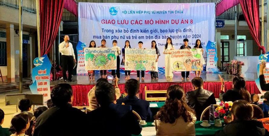 Hội LHPN huyện Tủa Chùa thực hiện nhiều hoạt động với mục tiêu thu hẹp khoảng cách giới. Ảnh: Hoàng Châu. Hội LHPN huyện Tủa Chùa thực hiện nhiều hoạt động với mục tiêu thu hẹp khoảng cách giới. Ảnh: Hoàng Châu.