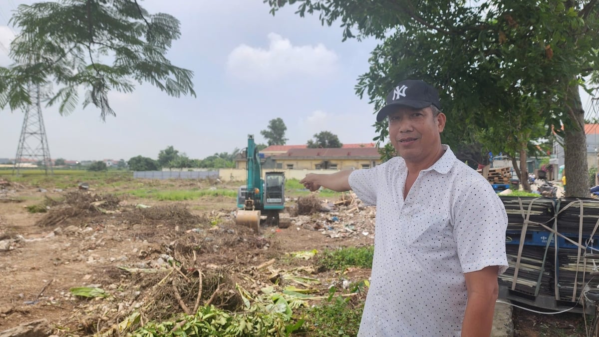 Chiếc máy xúc của Cty Tấn Phát được cho là đi phá hủy mồ mả của người dân. Ảnh: Đức Hải. Chiếc máy xúc của Cty Tấn Phát được cho là đi phá hủy mồ mả của người dân. Ảnh: Đức Hải.