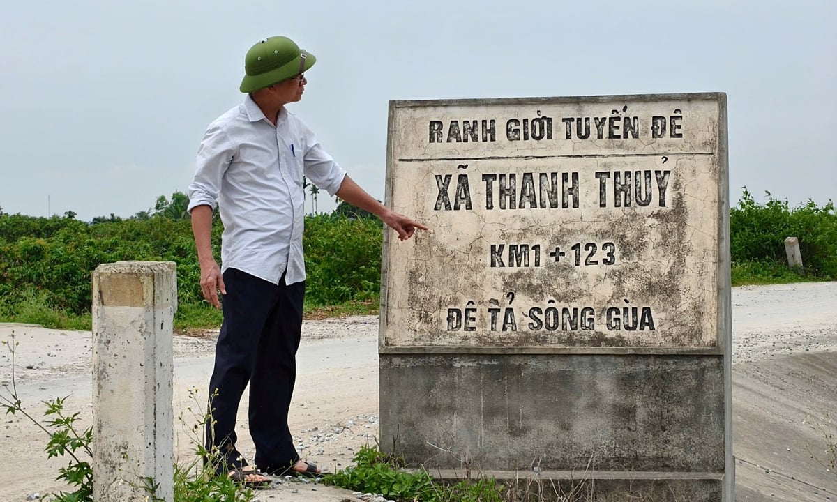 Ông Đặng Văn Luyện đã gắn bó với công tác quản lý đê ngót nghét 40 năm. Ảnh: Bảo Thắng. Ông Đặng Văn Luyện đã gắn bó với công tác quản lý đê ngót nghét 40 năm. Ảnh: Bảo Thắng.