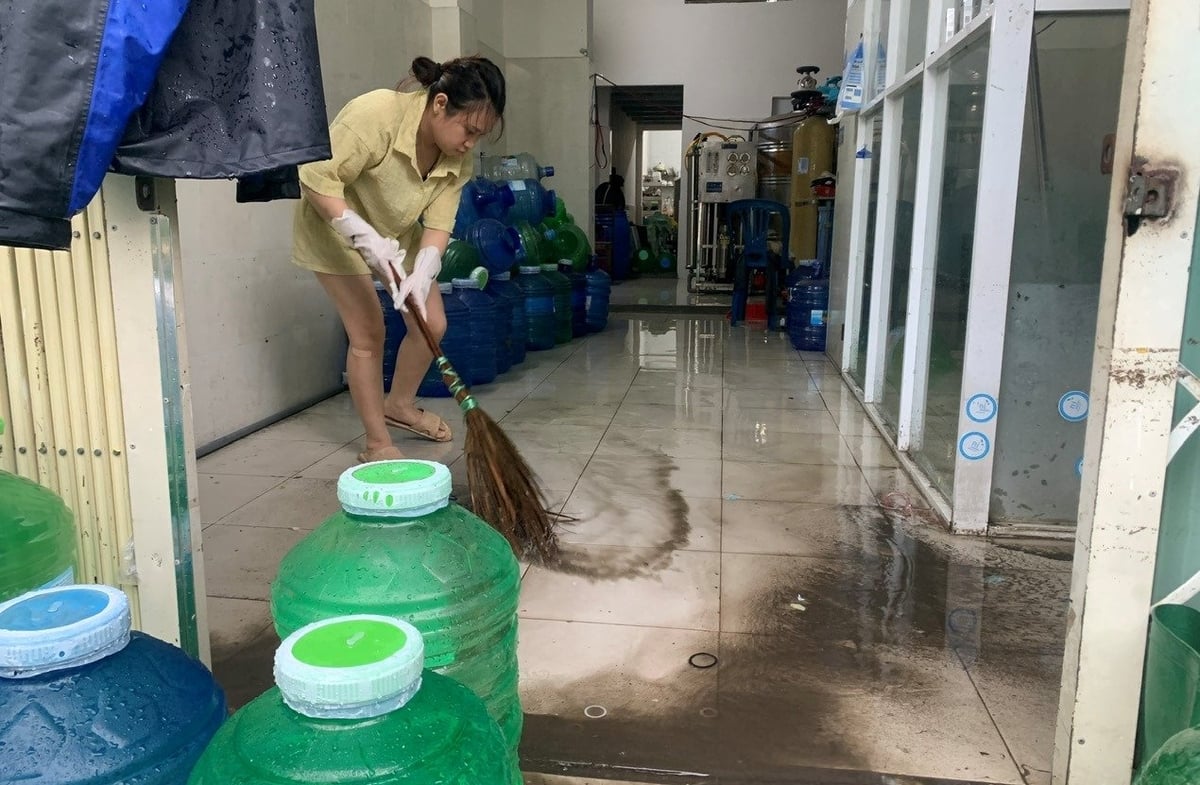 Người dân ở kiệt K640 Trưng Nữ Vương khẩn trương dọn dẹp bùn đất, vệ sinh nhà cửa để sớm ổn định cuộc sống. Ảnh: Lan Anh. Người dân ở kiệt K640 Trưng Nữ Vương khẩn trương dọn dẹp bùn đất, vệ sinh nhà cửa để sớm ổn định cuộc sống. Ảnh: Lan Anh.