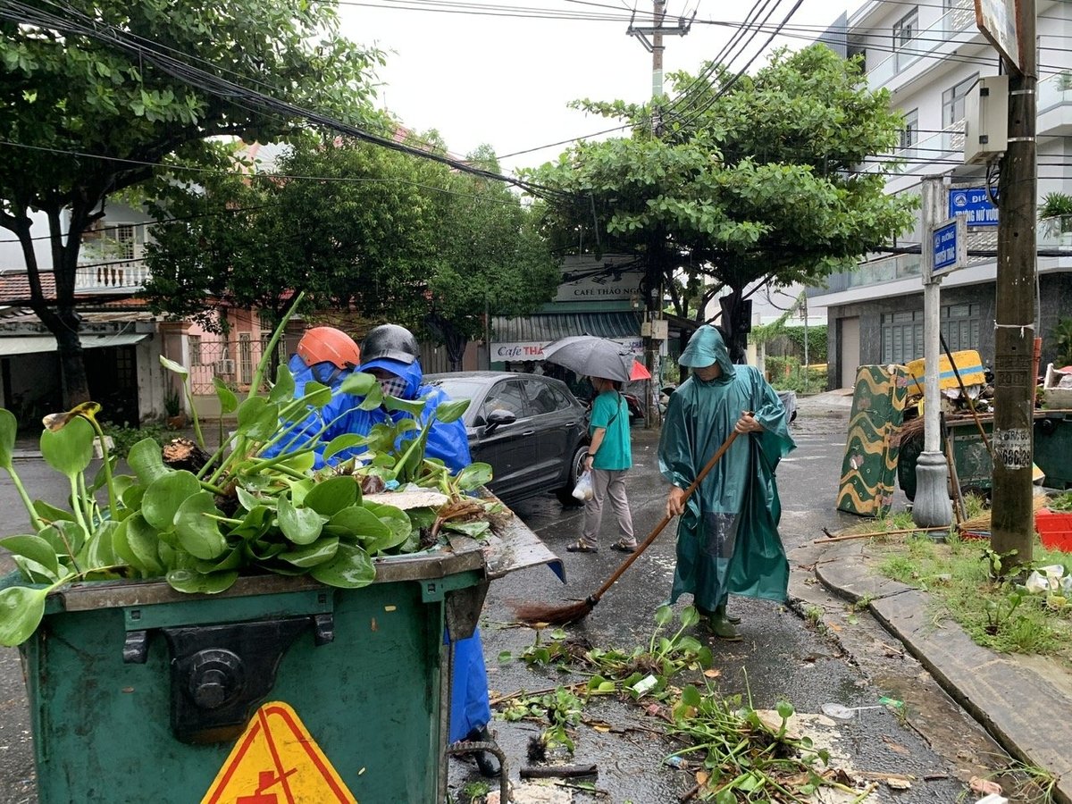 Công nhân công ty môi trường ra quân dọn vệ sinh, thu gom rác, khơi thông hệ thống cống rãnh tại các khu dân cư bị ảnh hưởng. Ảnh: Lan Anh. Công nhân công ty môi trường ra quân dọn vệ sinh, thu gom rác, khơi thông hệ thống cống rãnh tại các khu dân cư bị ảnh hưởng. Ảnh: Lan Anh.