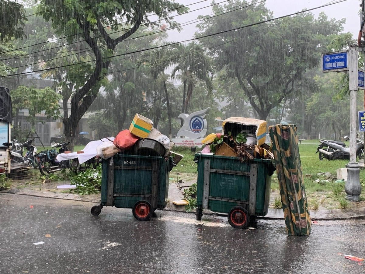 Khối lượng lớn rác sinh hoạt được thu gom sau trận lụt rạng sáng ngày 12/6. Ảnh: Lan Anh Khối lượng lớn rác sinh hoạt được thu gom sau trận lụt rạng sáng ngày 12/6. Ảnh: Lan Anh