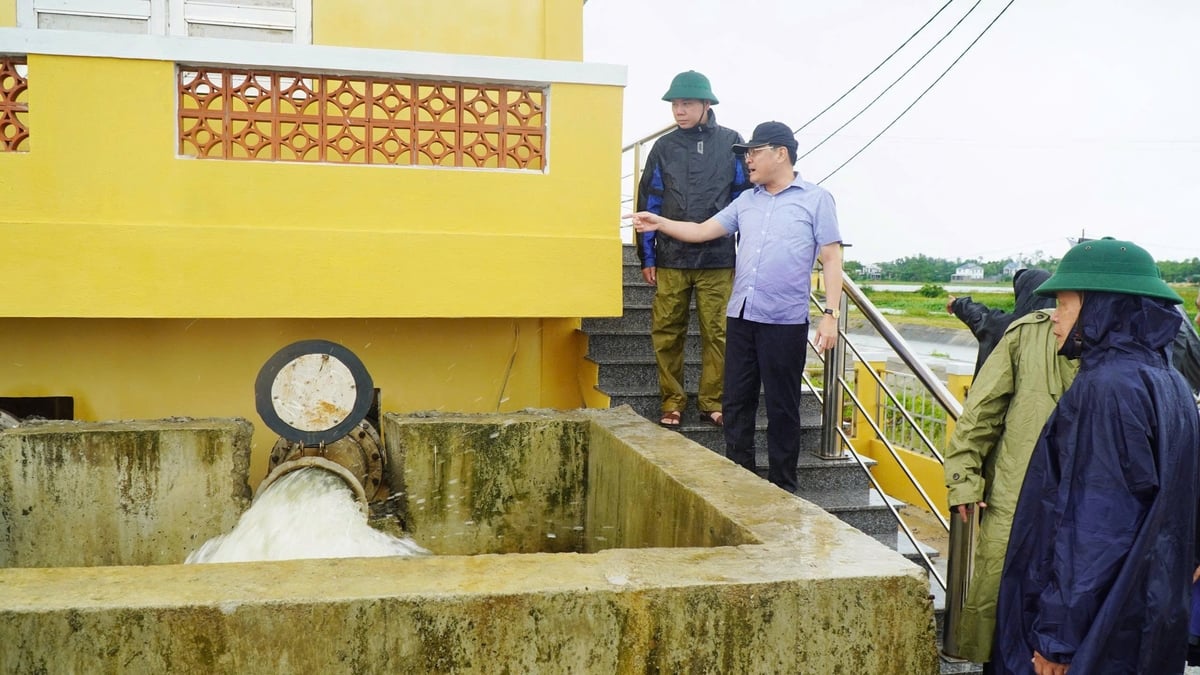 Lãnh đạo TP Huế kiểm tra tình hình mưa lũ và triển khai ứng phó, chống úng. Ảnh: Văn Dinh. Lãnh đạo TP Huế kiểm tra tình hình mưa lũ và triển khai ứng phó, chống úng. Ảnh: Văn Dinh.