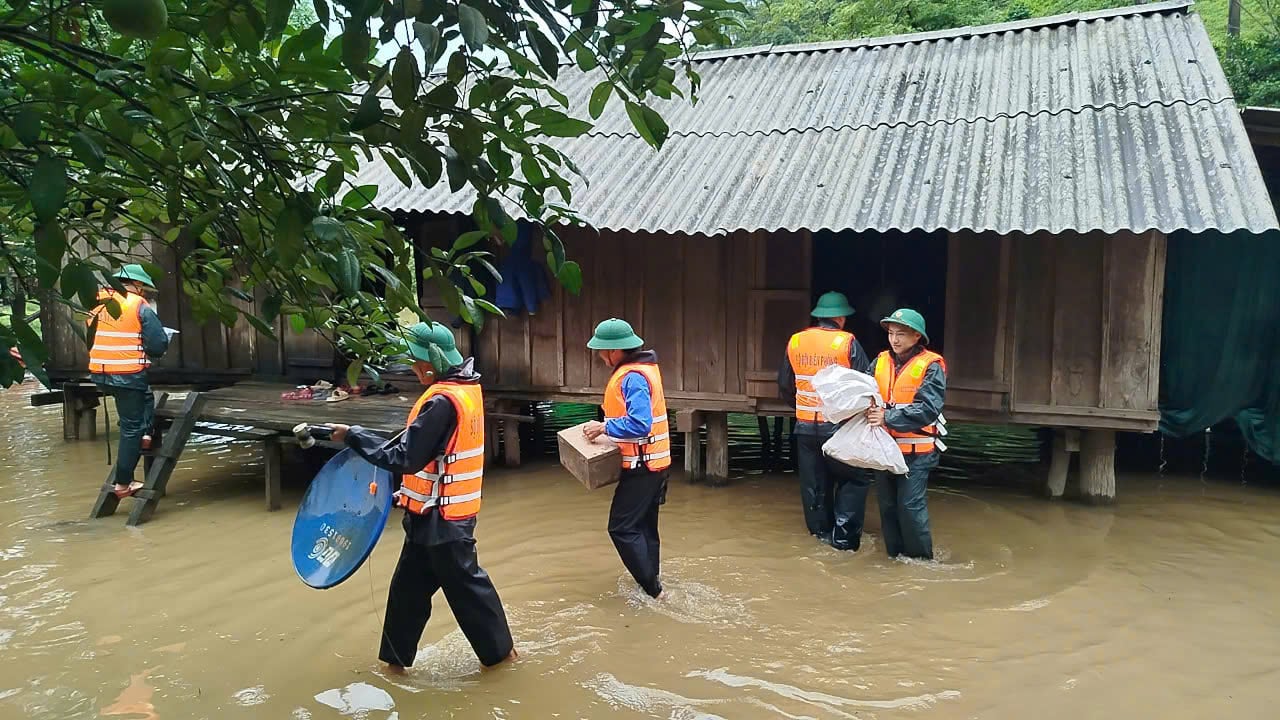 Lực lượng Bộ đội biên phòng hỗ trợ bà con khẩn trương di dời đến nơi tránh trú bão an toàn. Ảnh: H. Nam. Lực lượng Bộ đội biên phòng hỗ trợ bà con khẩn trương di dời đến nơi tránh trú bão an toàn. Ảnh: H. Nam.