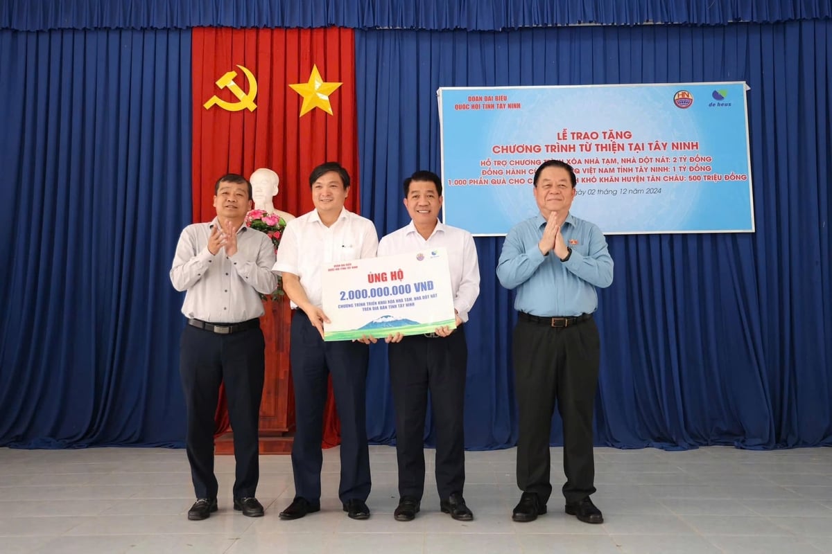 Tây Ninh tiếp nhận 2 tỉ đồng kinh phí hỗ trợ từ Tập đoàn Hùng Nhơn để triển khai Chương trình xóa nhà tạm, nhà dột nát. Ảnh: CTV. Tây Ninh tiếp nhận 2 tỉ đồng kinh phí hỗ trợ từ Tập đoàn Hùng Nhơn để triển khai Chương trình xóa nhà tạm, nhà dột nát. Ảnh: CTV.