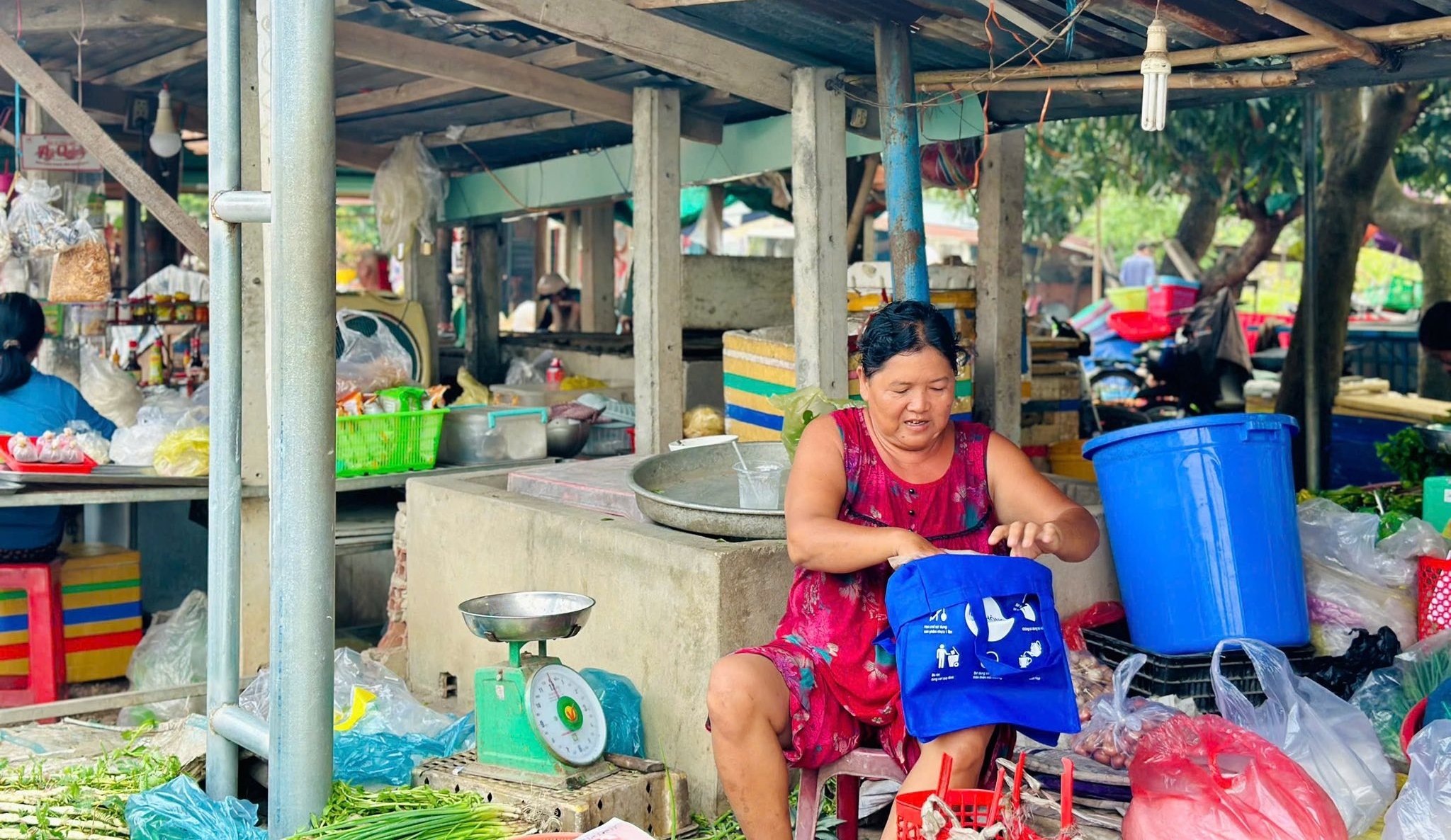 Tiểu thương thay đổi nhận thức, ưu tiên sử dụng túi thân thiện môi trường. Ảnh: CTV. Tiểu thương thay đổi nhận thức, ưu tiên sử dụng túi thân thiện môi trường. Ảnh: CTV.