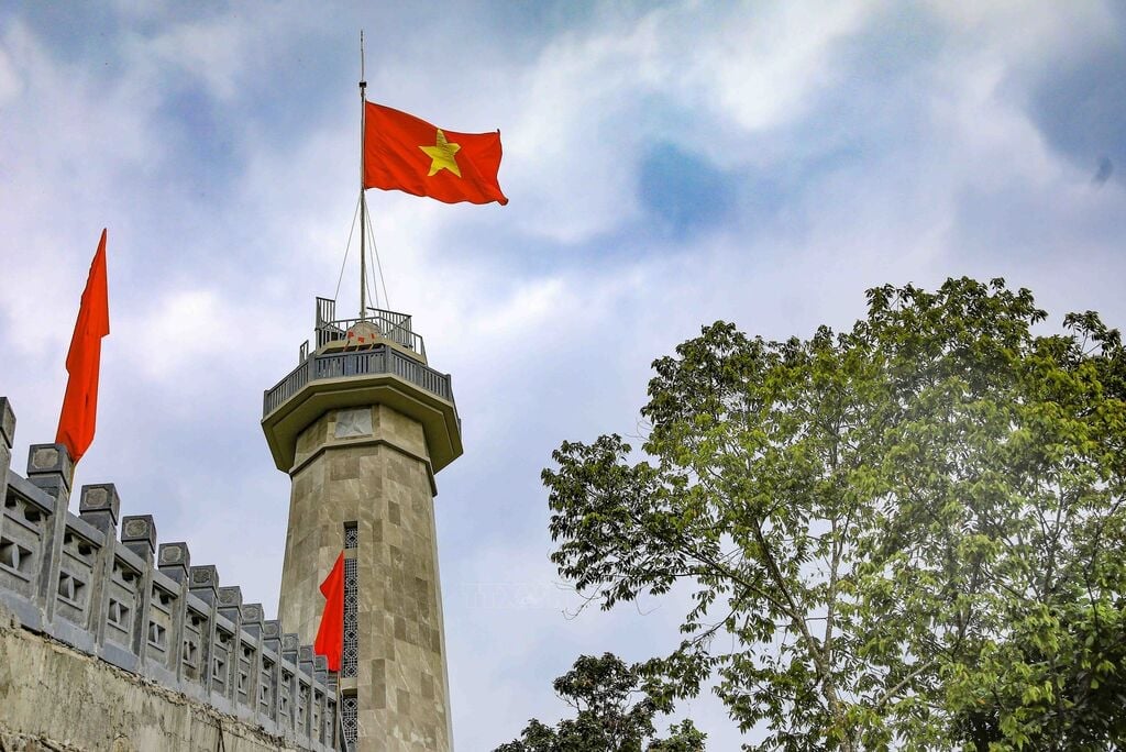 Cột cờ A Pa Chải, biểu tượng khẳng định chủ quyền lãnh thổ thiêng liêng nơi cực Tây Tổ quốc. Ảnh. Hoàng Châu. Cột cờ A Pa Chải, biểu tượng khẳng định chủ quyền lãnh thổ thiêng liêng nơi cực Tây Tổ quốc. Ảnh. Hoàng Châu.