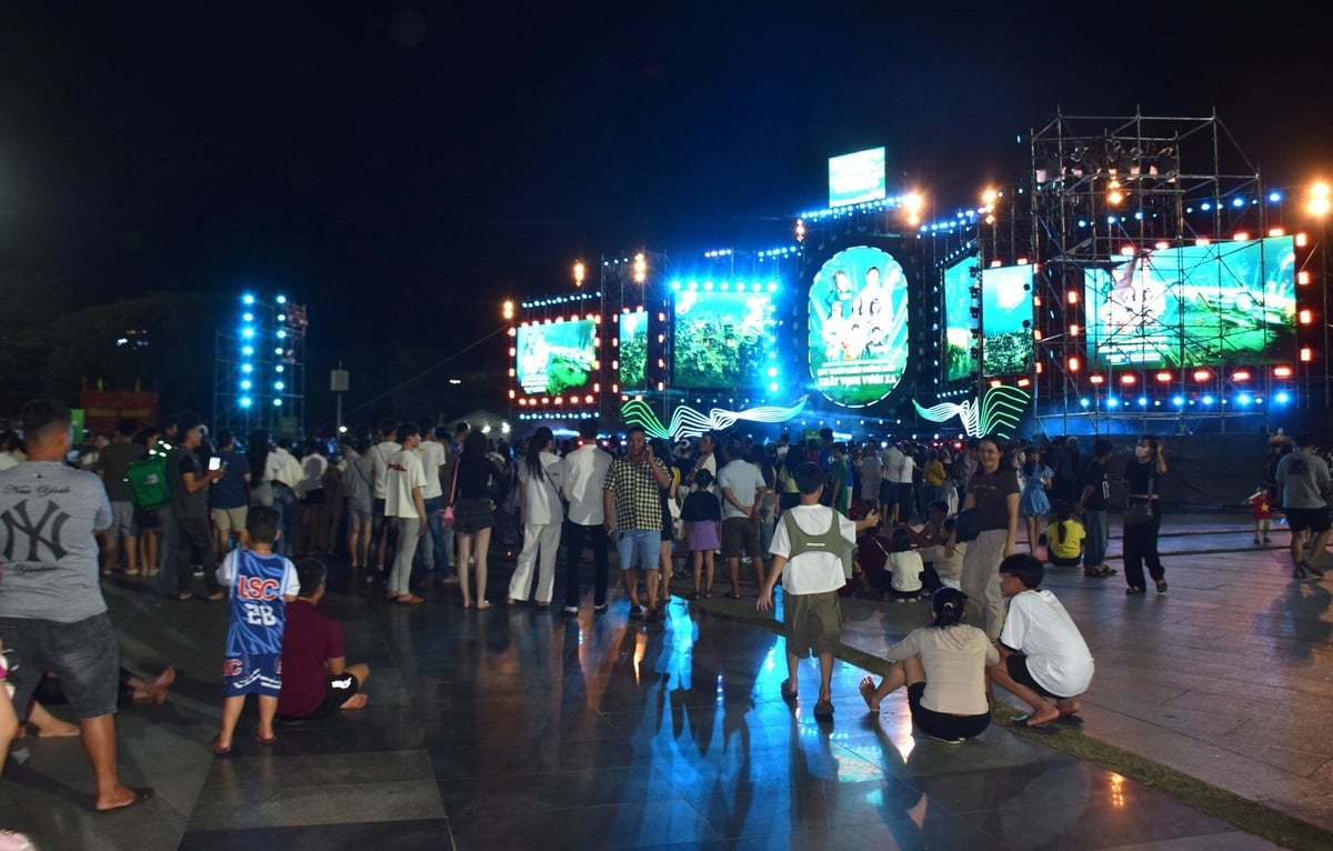Đông đảo người dân địa phương và du khách dự lễ hội du lịch hè Bình Định năm 2025. Ảnh: V.Đ.T. Đông đảo người dân địa phương và du khách dự lễ hội du lịch hè Bình Định năm 2025. Ảnh: V.Đ.T.