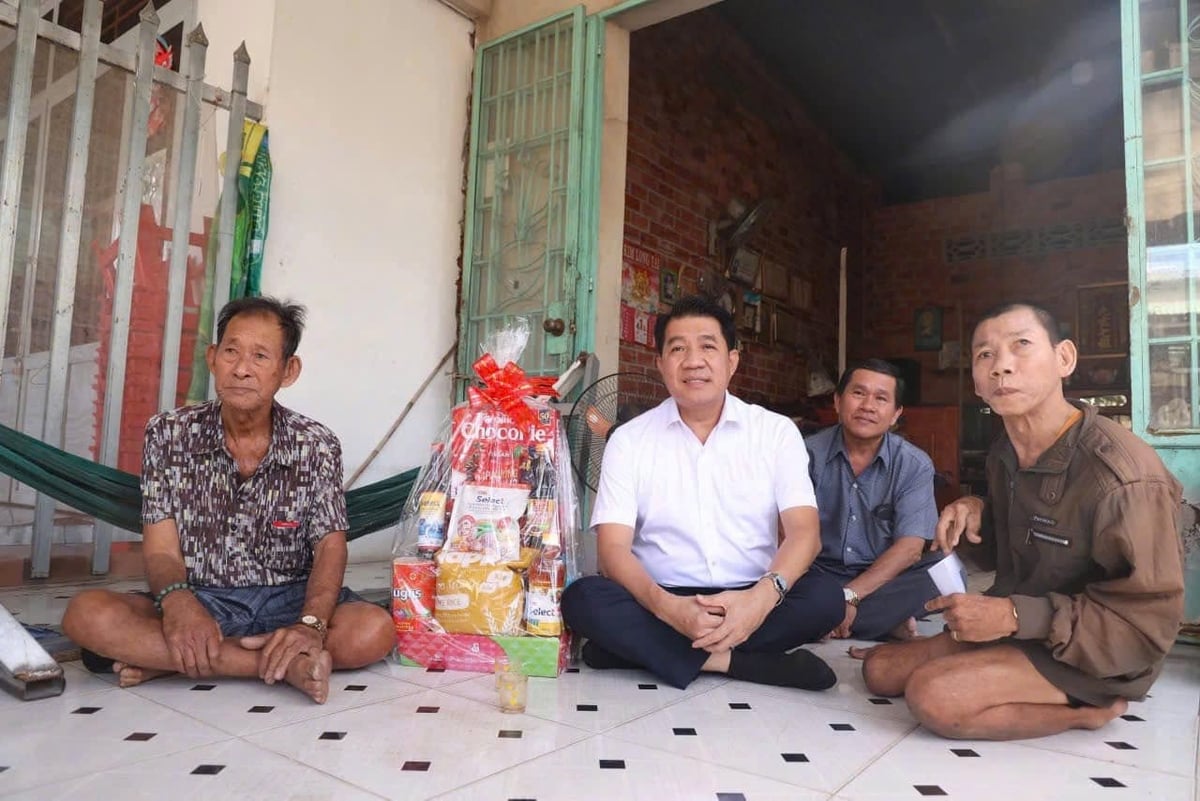 Người dân Tây Ninh phấn khởi bên căn nhà mới. Ảnh: CTV. Người dân Tây Ninh phấn khởi bên căn nhà mới. Ảnh: CTV.