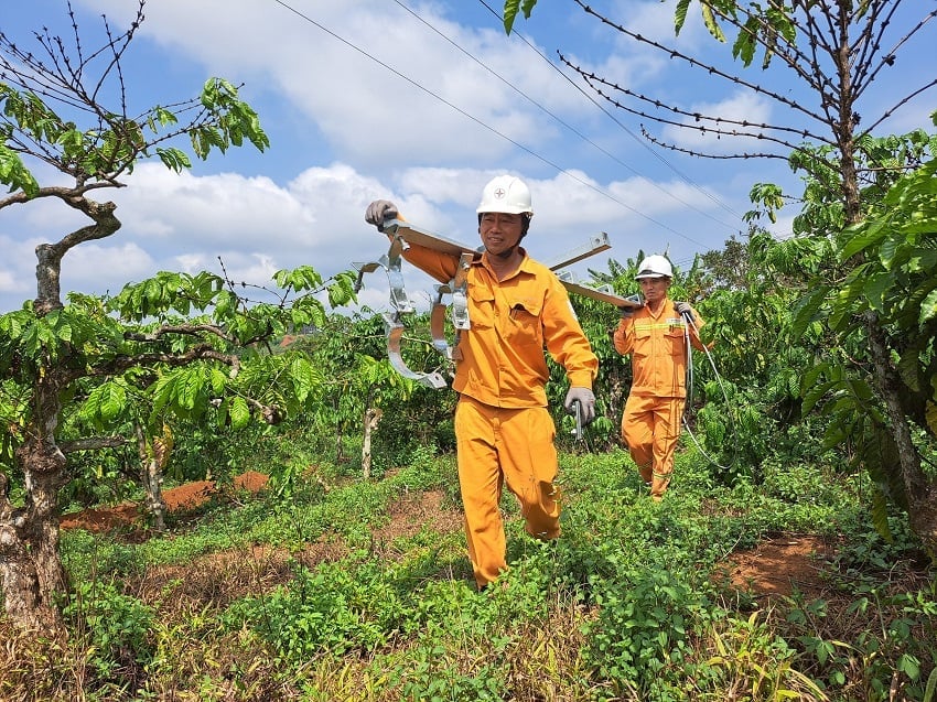 Đội ngủ cán bộ, công nhân viên điện lực Đắk Nông quyết tâm với tinh thần 'vượt nắng thắng mưa' đưa điện lưới đến các địa phương phục vụ nhân dân. Ảnh: Tâm An. Đội ngủ cán bộ, công nhân viên điện lực Đắk Nông quyết tâm với tinh thần 'vượt nắng thắng mưa' đưa điện lưới đến các địa phương phục vụ nhân dân. Ảnh: Tâm An.