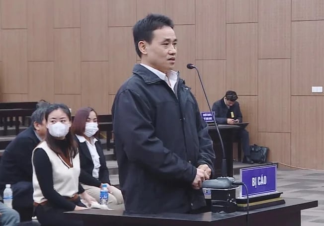 Bị cáo Trần Tùng, cựu Phó Giám đốc Sở Ngoại vụ tỉnh Thái Nguyên tại phiên tòa sơ thẩm. Ảnh: CTV. Bị cáo Trần Tùng, cựu Phó Giám đốc Sở Ngoại vụ tỉnh Thái Nguyên tại phiên tòa sơ thẩm. Ảnh: CTV.
