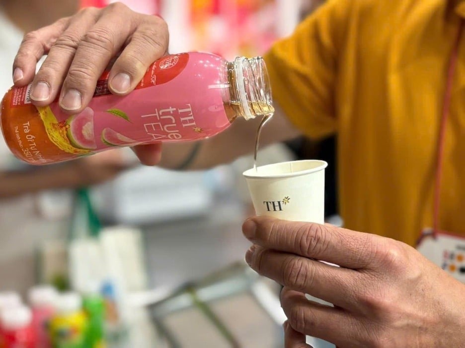 Visitors tried TH true TEA at the exhibition. Photo: TH.
