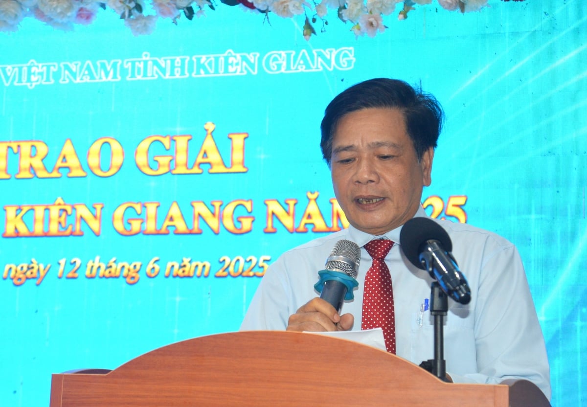Ông Đoàn Hồng Phúc, Phó Chủ tịch Hội Nhà báo tỉnh Kiên Giang phát biểu tổng kết giải Giải Báo chí tỉnh Kiên Giang năm 2025. Ảnh: Trung Chánh. Ông Đoàn Hồng Phúc, Phó Chủ tịch Hội Nhà báo tỉnh Kiên Giang phát biểu tổng kết giải Giải Báo chí tỉnh Kiên Giang năm 2025. Ảnh: Trung Chánh.