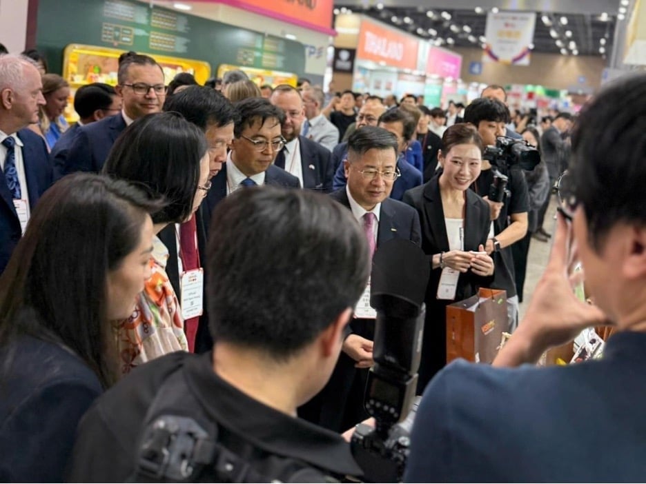 Mr. Kang Kyung-sung, Chairman of KOTRA, and South Korean representatives visit Vietnam's booth area. Photo: TH.