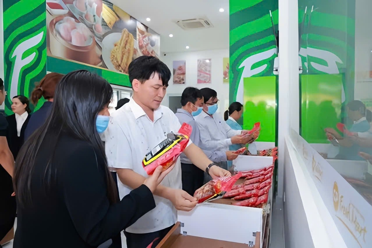 Đoàn tiến hành kiểm tra chuỗi sản phẩm thực phẩm của Công ty CP tại Bình Phước. Ảnh: CTV. Đoàn tiến hành kiểm tra chuỗi sản phẩm thực phẩm của Công ty CP tại Bình Phước. Ảnh: CTV.