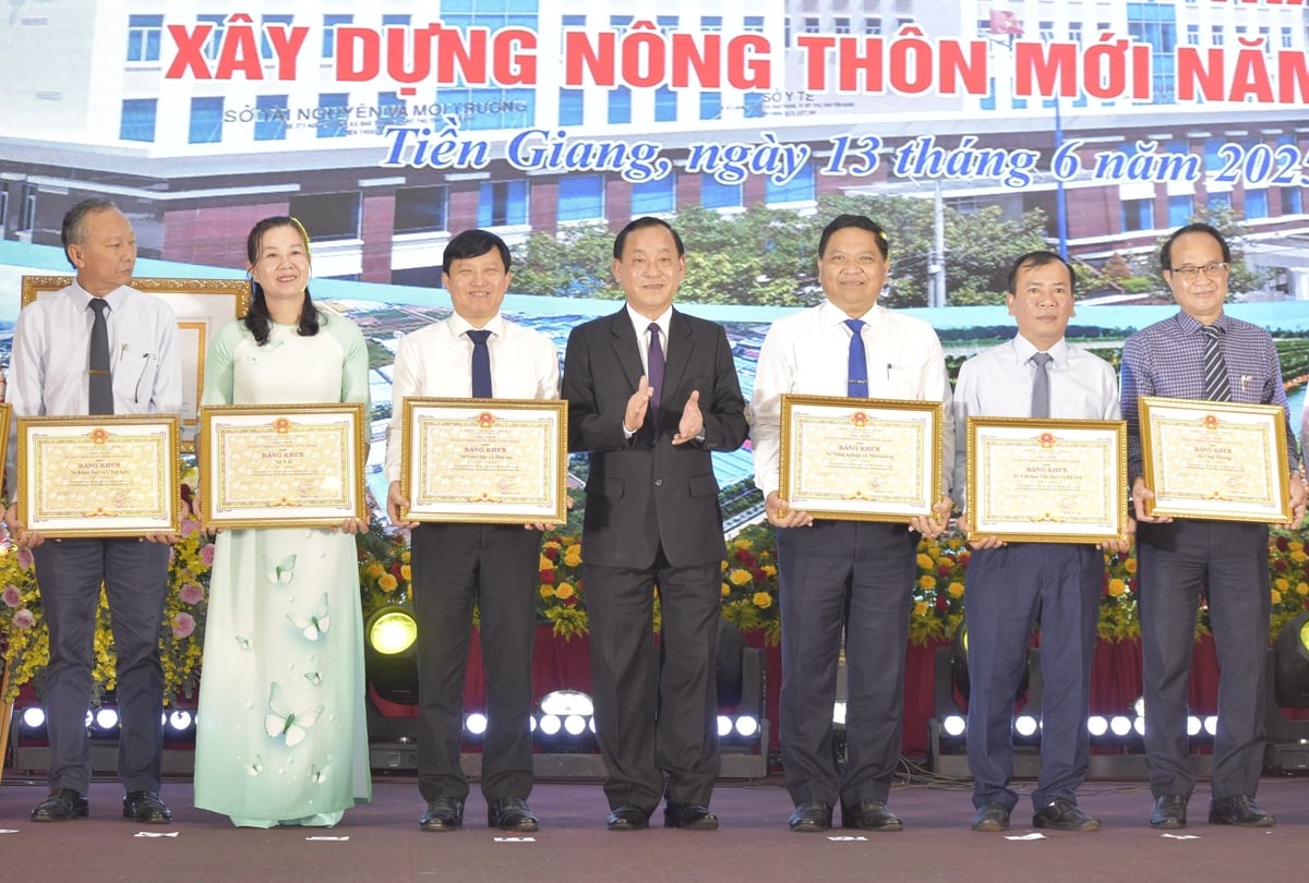 Dịp này, tỉnh Tiền Giang khen thưởng cho nhiều tập thể, cá nhân có nhiều đóng góp xây dựng tỉnh hoàn thành nhiệm vụ xây dựng nông thôn mới. Ảnh: Minh Đảm. Dịp này, tỉnh Tiền Giang khen thưởng cho nhiều tập thể, cá nhân có nhiều đóng góp xây dựng tỉnh hoàn thành nhiệm vụ xây dựng nông thôn mới. Ảnh: Minh Đảm.