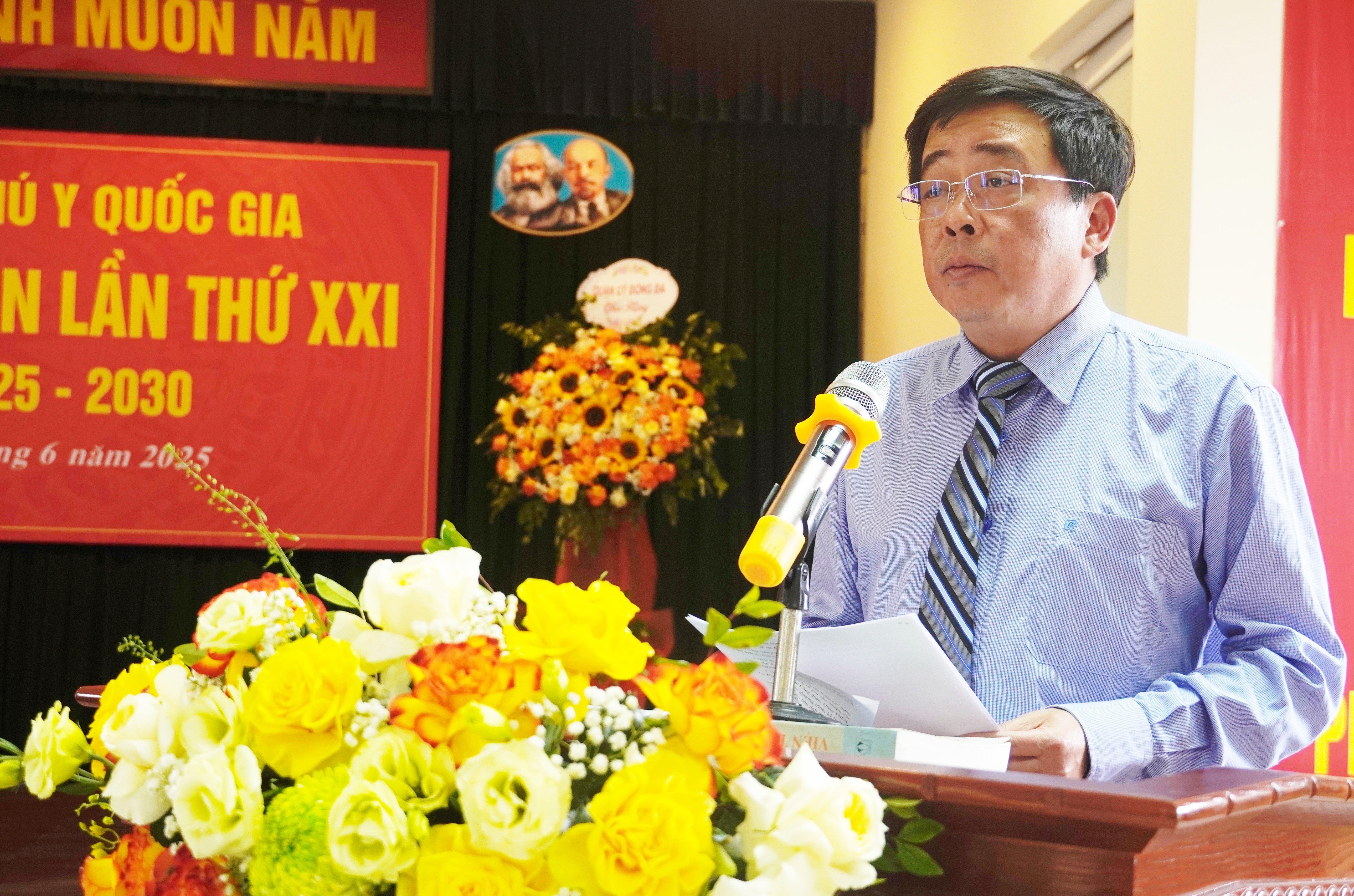 Đồng chí Đặng Vũ Hoàng, Đảng ủy viên, Viện trưởng Viện Thú y Quốc gia trình bày Dự thảo báo cáo chính trị của Ban Chấp hành Đảng bộ Viện Thú y Quốc gia nhiệm kỳ 2020 - 2025. Ảnh: Hồng Thắm. Đồng chí Đặng Vũ Hoàng, Đảng ủy viên, Viện trưởng Viện Thú y Quốc gia trình bày Dự thảo báo cáo chính trị của Ban Chấp hành Đảng bộ Viện Thú y Quốc gia nhiệm kỳ 2020 - 2025. Ảnh: Hồng Thắm.