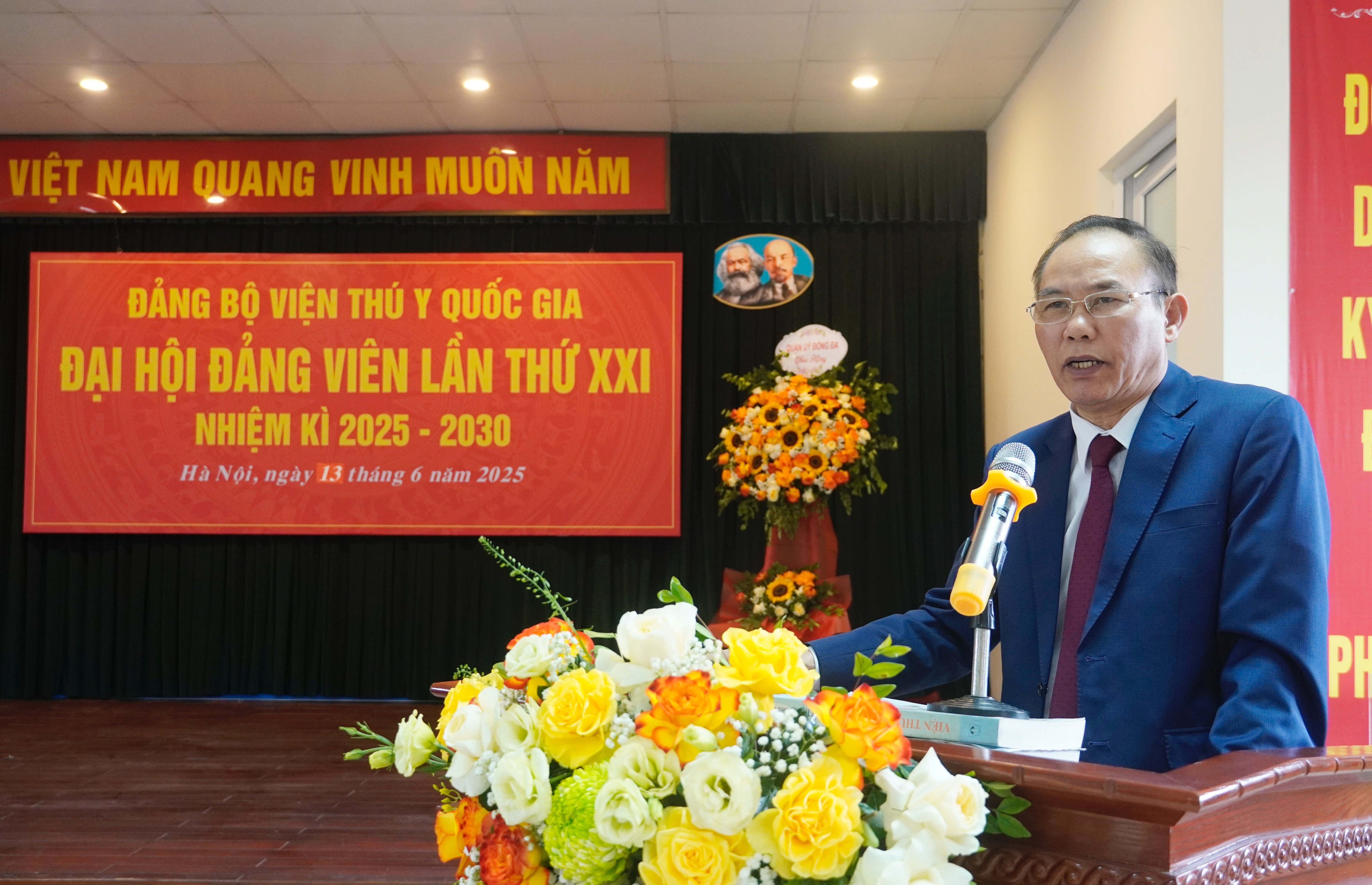 Đồng chí Phùng Đức Tiến, Ủy viên Ban Thường vụ Đảng ủy, Thứ trưởng Bộ Nông nghiệp và Môi trường phát biểu chỉ đạo tại Đại hội. Ảnh: Hồng Thắm. Đồng chí Phùng Đức Tiến, Ủy viên Ban Thường vụ Đảng ủy, Thứ trưởng Bộ Nông nghiệp và Môi trường phát biểu chỉ đạo tại Đại hội. Ảnh: Hồng Thắm.