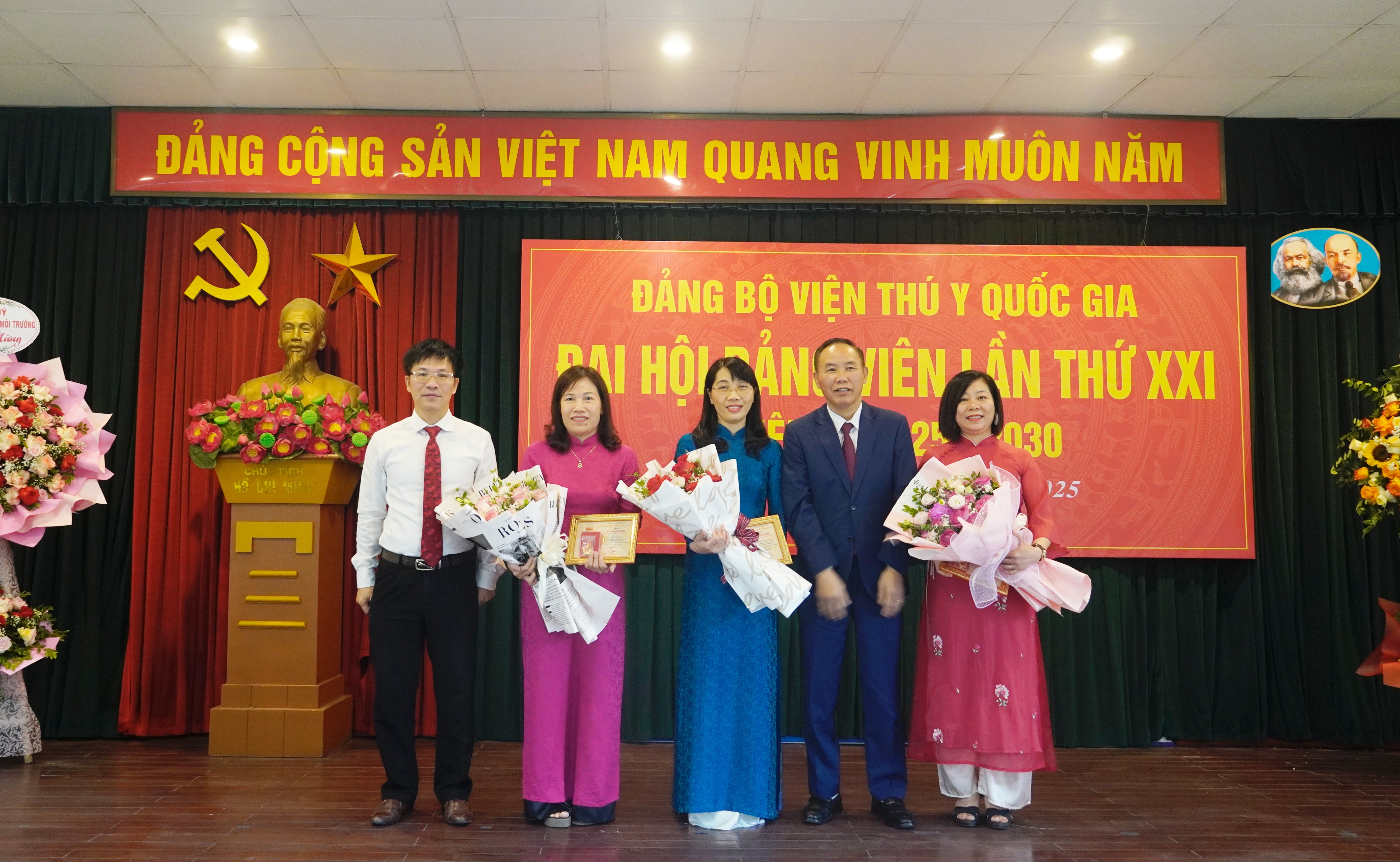 Đồng chí Phùng Đức Tiến, Ủy viên Ban Thường vụ Đảng ủy, Thứ trưởng Bộ Nông nghiệp và Môi trường và đồng chí Võ Hồng Vinh, Ủy viên Thường vụ Quận ủy, Trưởng ban Tuyên giáo và Dân vận Quận ủy Đống Đa trao kỷ niệm chương 'Vì sự nghiệp Kiểm tra của Đảng'. Ảnh: Hồng Thắm. Đồng chí Phùng Đức Tiến, Ủy viên Ban Thường vụ Đảng ủy, Thứ trưởng Bộ Nông nghiệp và Môi trường và đồng chí Võ Hồng Vinh, Ủy viên Thường vụ Quận ủy, Trưởng ban Tuyên giáo và Dân vận Quận ủy Đống Đa trao kỷ niệm chương 'Vì sự nghiệp Kiểm tra của Đảng'. Ảnh: Hồng Thắm.