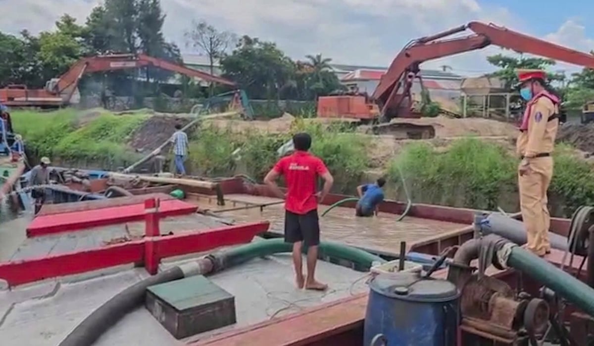 Trong thời gian tới, các đơn vị nghiệp vụ Công an tỉnh Vĩnh Long tiếp tục tổ chức các cuộc tuần tra để xử lý nghiêm các hành vi khai thác, vận chuyển cát sông trái phép. Ảnh: Hoàng Thân. Trong thời gian tới, các đơn vị nghiệp vụ Công an tỉnh Vĩnh Long tiếp tục tổ chức các cuộc tuần tra để xử lý nghiêm các hành vi khai thác, vận chuyển cát sông trái phép. Ảnh: Hoàng Thân.