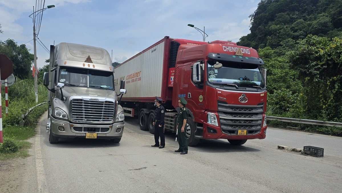 Lực lượng chức năng cửa khẩu Tân Thanh điều tiết, phân luồng phương tiện chở nông sản xuất khẩu sang Trung Quốc. Ảnh: Hoàng Nghĩa. Lực lượng chức năng cửa khẩu Tân Thanh điều tiết, phân luồng phương tiện chở nông sản xuất khẩu sang Trung Quốc. Ảnh: Hoàng Nghĩa.
