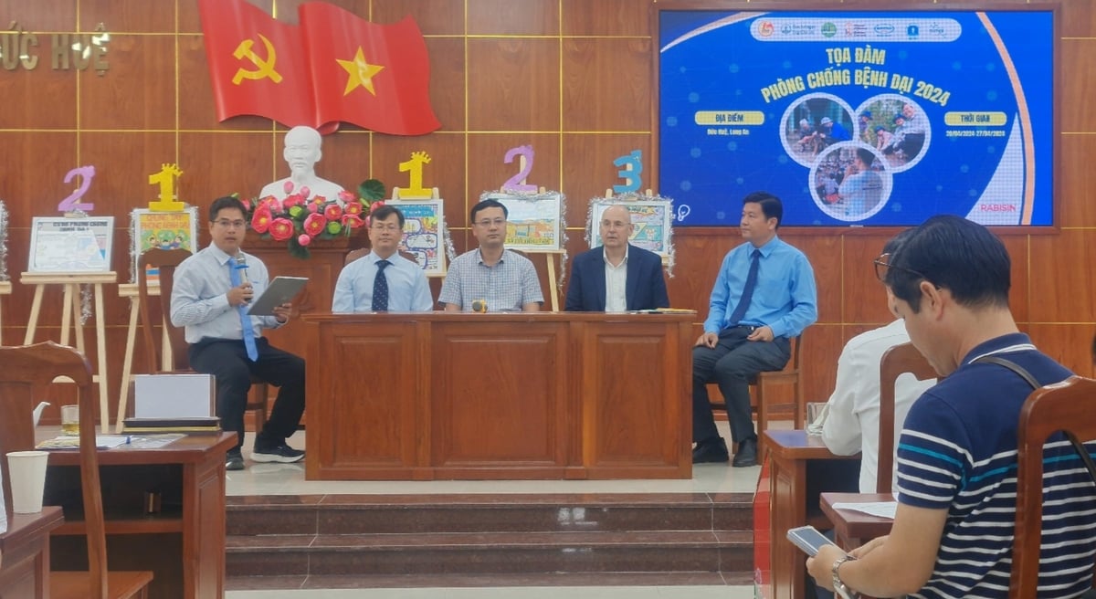 Chương trình Tiêm phòng dại vì cộng đồng được phối hợp giữa trường Đại học Nông lâm TP. HCM, Công ty Boehringer Ingelheim Việt Nam và ngành Nông nghiệp tỉnh Long An. Ảnh: LB. Chương trình Tiêm phòng dại vì cộng đồng được phối hợp giữa trường Đại học Nông lâm TP. HCM, Công ty Boehringer Ingelheim Việt Nam và ngành Nông nghiệp tỉnh Long An. Ảnh: LB.