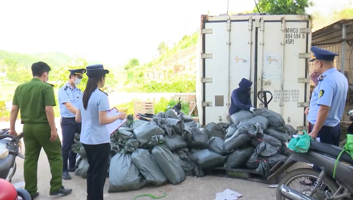 Các bao tải dứa chứa chân gà không rõ nguồn gốc xuất xứ, nhiều bao đã bốc mùi hôi thối. Ảnh: AQ. Các bao tải dứa chứa chân gà không rõ nguồn gốc xuất xứ, nhiều bao đã bốc mùi hôi thối. Ảnh: AQ.