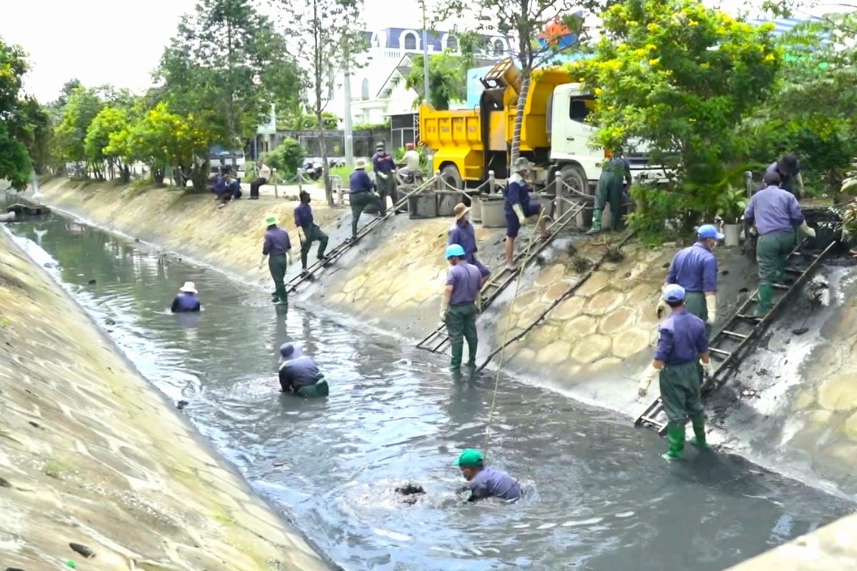 TP Sóc Trăng ra quan dọn dẹp rác thải lòng kênh. Ảnh: Anh Liêu. TP Sóc Trăng ra quan dọn dẹp rác thải lòng kênh. Ảnh: Anh Liêu.