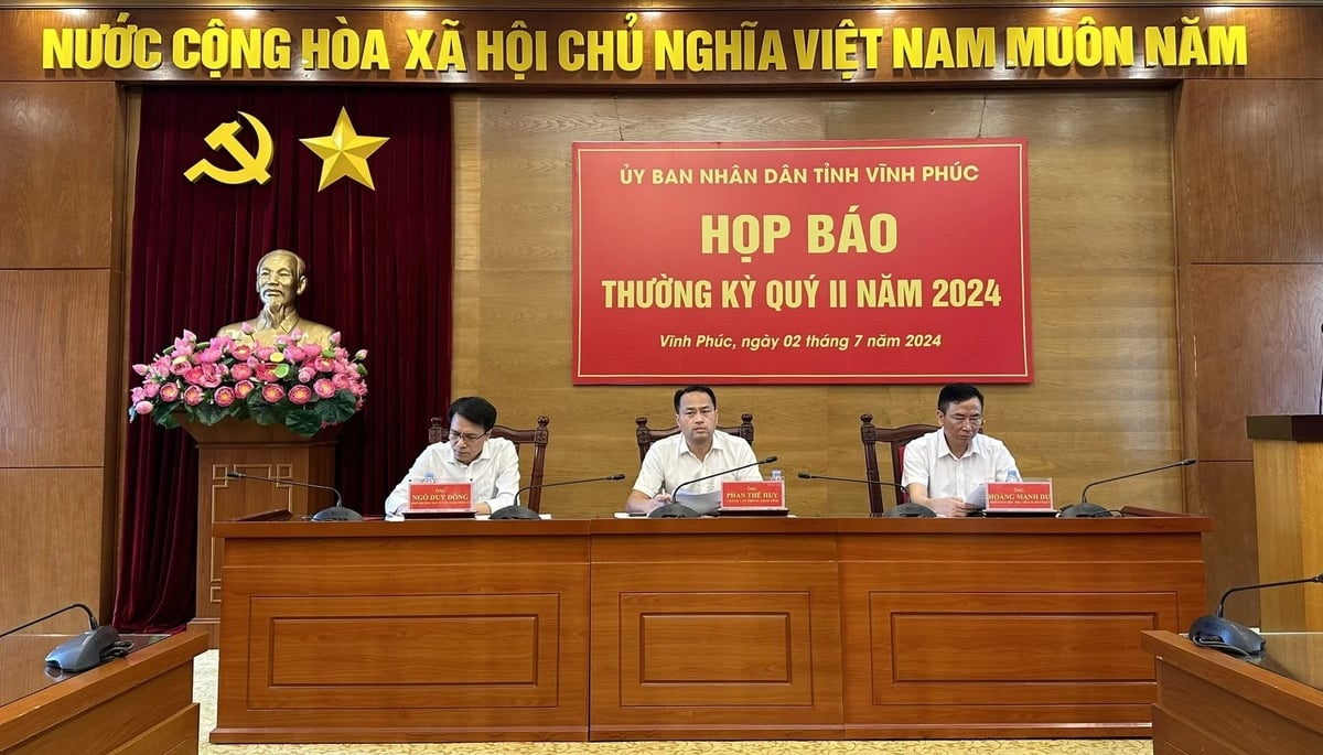 Tại cuộc họp báo thường kỳ, Sở Giáo dục và Đào tạo, UBND huyện Bình Xuyên không trả lời các câu hỏi về việc giáo viên đứng ra môi giới, chia chác bếp ăn tập thể. Ảnh: Đức Bình. Tại cuộc họp báo thường kỳ, Sở Giáo dục và Đào tạo, UBND huyện Bình Xuyên không trả lời các câu hỏi về việc giáo viên đứng ra môi giới, chia chác bếp ăn tập thể. Ảnh: Đức Bình.