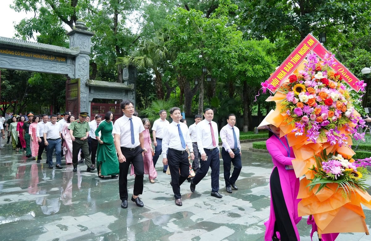 Đoàn đại biểu Hội Nhà báo Việt Nam tỉnh Nghệ An và các cơ quan báo chí hoạt động trên địa bàn Nghệ An dâng hoa tưởng nhớ Chủ tịch Hồ Chí Minh. Ảnh: BNA Đoàn đại biểu Hội Nhà báo Việt Nam tỉnh Nghệ An và các cơ quan báo chí hoạt động trên địa bàn Nghệ An dâng hoa tưởng nhớ Chủ tịch Hồ Chí Minh. Ảnh: BNA