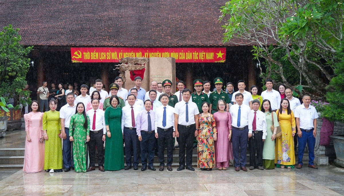 Tham gia cùng Đoàn, phía Báo Nông nghiệp và Môi trường có nhà báo Nguyễn Văn Hùng, Bí thư Chi bộ, Trưởng Văn phòng đại diện khu vực Bắc Trung bộ. Ảnh: BNA Tham gia cùng Đoàn, phía Báo Nông nghiệp và Môi trường có nhà báo Nguyễn Văn Hùng, Bí thư Chi bộ, Trưởng Văn phòng đại diện khu vực Bắc Trung bộ. Ảnh: BNA