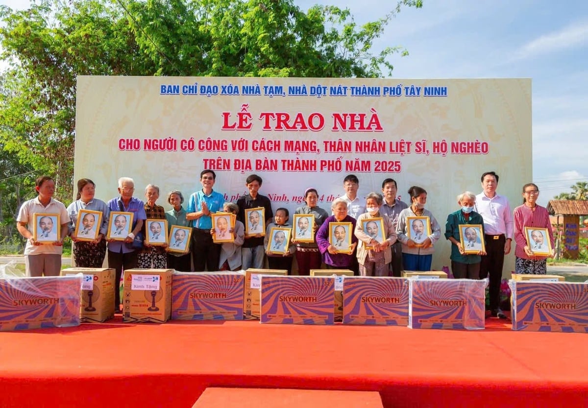 Bên cạnh trao nhà, Tây Ninh còn hỗ trợ đầy đủ vật dụng thiết yếu thúc đẩy các hộ dân vươn lên phát triển kinh tế. Ảnh: CTV. Bên cạnh trao nhà, Tây Ninh còn hỗ trợ đầy đủ vật dụng thiết yếu thúc đẩy các hộ dân vươn lên phát triển kinh tế. Ảnh: CTV.