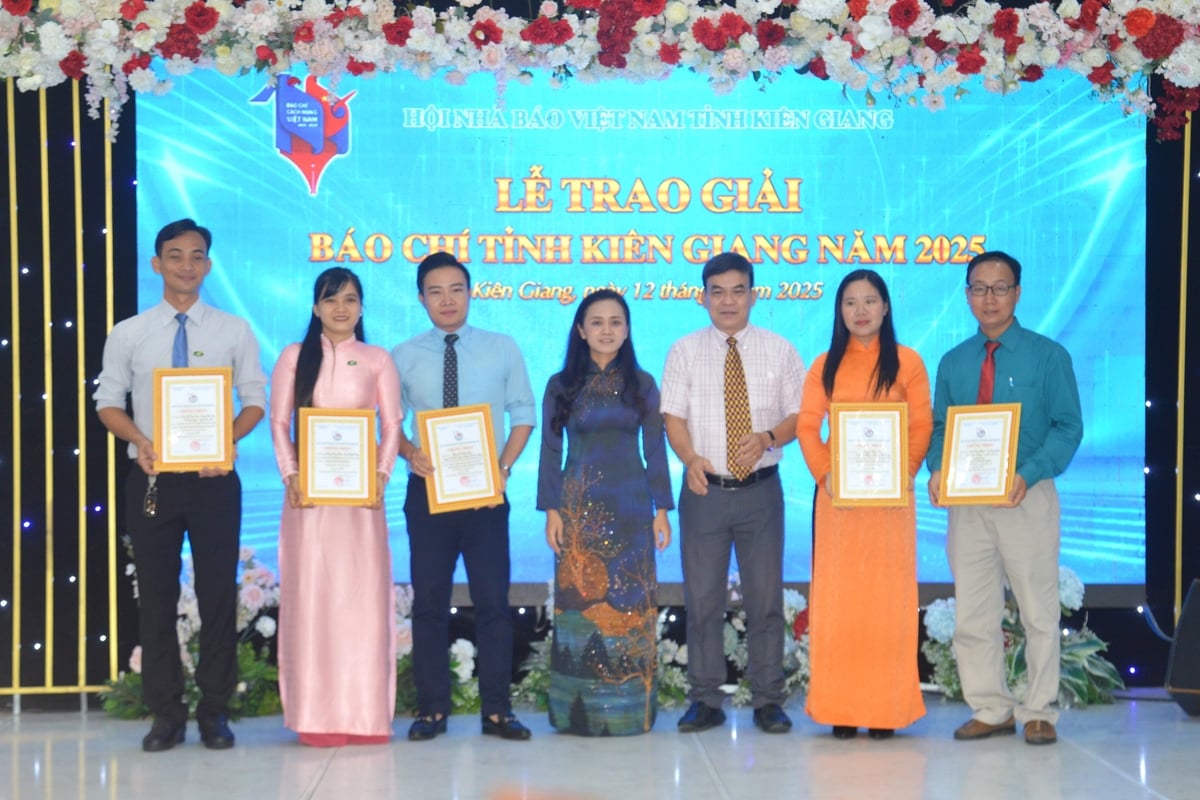 Ban tổ chức trao giải cho các tác giả đạt giải nhì Giải Báo chí tỉnh Kiên Giang năm 2025, trong đó có Báo Nông Nghiệp và Môi Trường (ngoài cùng bên phải). Ảnh: Trung Chánh. Ban tổ chức trao giải cho các tác giả đạt giải nhì Giải Báo chí tỉnh Kiên Giang năm 2025, trong đó có Báo Nông Nghiệp và Môi Trường (ngoài cùng bên phải). Ảnh: Trung Chánh.