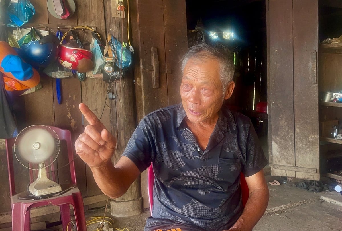 Ông Lý Văn Đức kể về hành trình gian nan đào kênh Tam Lực. Ảnh: Đình Du. Ông Lý Văn Đức kể về hành trình gian nan đào kênh Tam Lực. Ảnh: Đình Du.