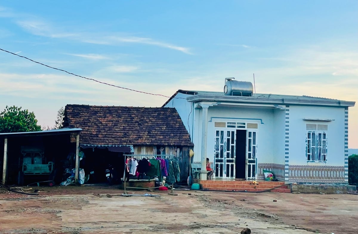 Trên đường tìm nhà tác giả kênh Tam Lực nối sông K'rông Năng, chúng tôi không khó bắt gặp hình ảnh những căn nhà mới của người dân thôn Tam Lực. Căn nhà cũ thuở di cư vào vỡ hoang vẫn nằm bên cạnh, họ giữ lại làm kỷ niệm. Ảnh: Đình Du. Trên đường tìm nhà tác giả kênh Tam Lực nối sông K'rông Năng, chúng tôi không khó bắt gặp hình ảnh những căn nhà mới của người dân thôn Tam Lực. Căn nhà cũ thuở di cư vào vỡ hoang vẫn nằm bên cạnh, họ giữ lại làm kỷ niệm. Ảnh: Đình Du.