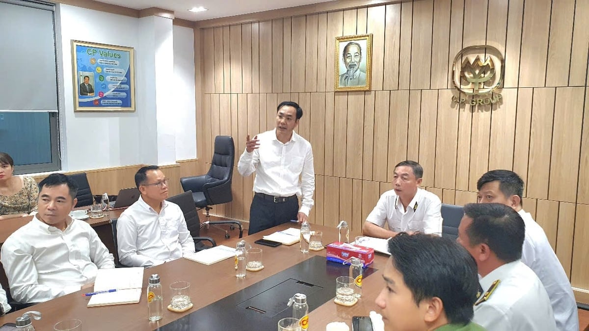 Lãnh đạo Công ty C.P Việt Nam báo cáo tình hình sản xuất kinh doanh, công tác giết mổ với Đoàn kiểm tra Hà Nội. Ảnh: Xuân Vũ. Lãnh đạo Công ty C.P Việt Nam báo cáo tình hình sản xuất kinh doanh, công tác giết mổ với Đoàn kiểm tra Hà Nội. Ảnh: Xuân Vũ.