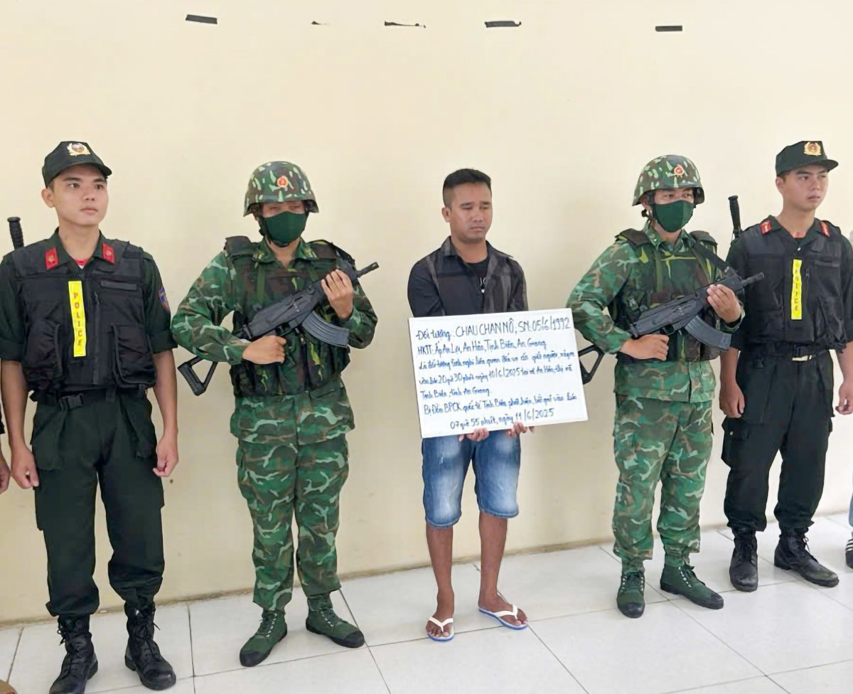 Lực lượng Bộ đội Biên phòng phối hợp lực lượng Công an kịp thời phát hiện, bắt giữ Chau Chan Nô khi đang tìm cách trốn qua Campuchia. Ảnh: Tiến Tầm. Lực lượng Bộ đội Biên phòng phối hợp lực lượng Công an kịp thời phát hiện, bắt giữ Chau Chan Nô khi đang tìm cách trốn qua Campuchia. Ảnh: Tiến Tầm.