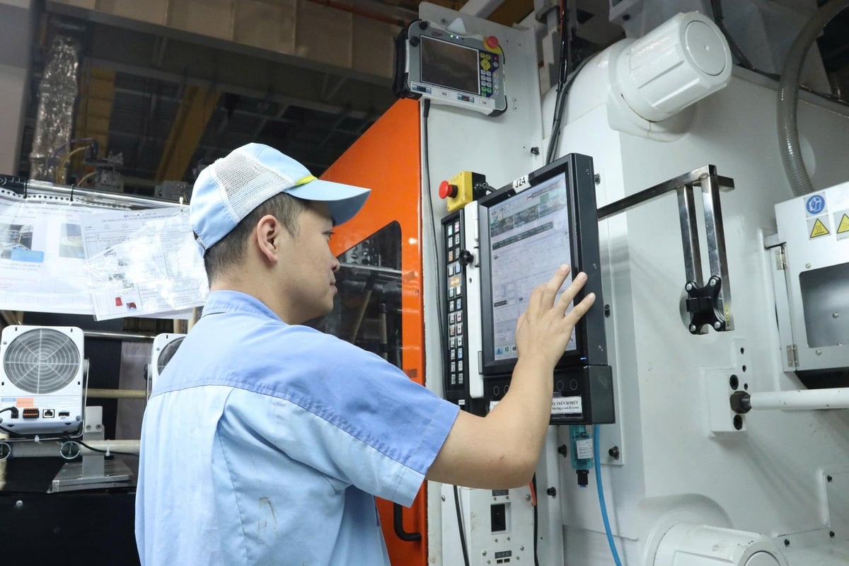 Người lao động trẻ có thể lựa chọn học tập, nâng cao kỹ năng công nghệ để đáp ứng nhu cầu tuyển dụng chất lượng cao trong ngành công nghiệp chế tạo và vận hành máy móc hiện đại. Ảnh: Minh Hà. Người lao động trẻ có thể lựa chọn học tập, nâng cao kỹ năng công nghệ để đáp ứng nhu cầu tuyển dụng chất lượng cao trong ngành công nghiệp chế tạo và vận hành máy móc hiện đại. Ảnh: Minh Hà.
