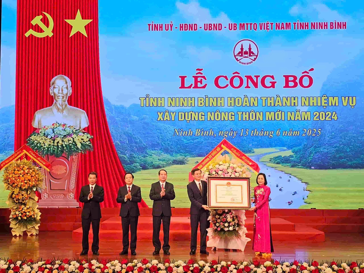 Lễ công bố Quyết định của Thủ tướng Chính phủ công nhận tỉnh Ninh Bình hoàn thành nhiệm vụ xây dựng nông thôn mới năm 2024. Ảnh: Trinh Nguyễn. Lễ công bố Quyết định của Thủ tướng Chính phủ công nhận tỉnh Ninh Bình hoàn thành nhiệm vụ xây dựng nông thôn mới năm 2024. Ảnh: Trinh Nguyễn.