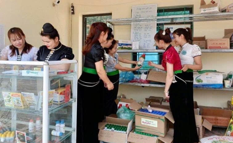 Phụ nữ thị xã Mường Lay giới thiệu sản phẩm vật tư nông nghiệp. Ảnh: Hoàng Châu. Phụ nữ thị xã Mường Lay giới thiệu sản phẩm vật tư nông nghiệp. Ảnh: Hoàng Châu.