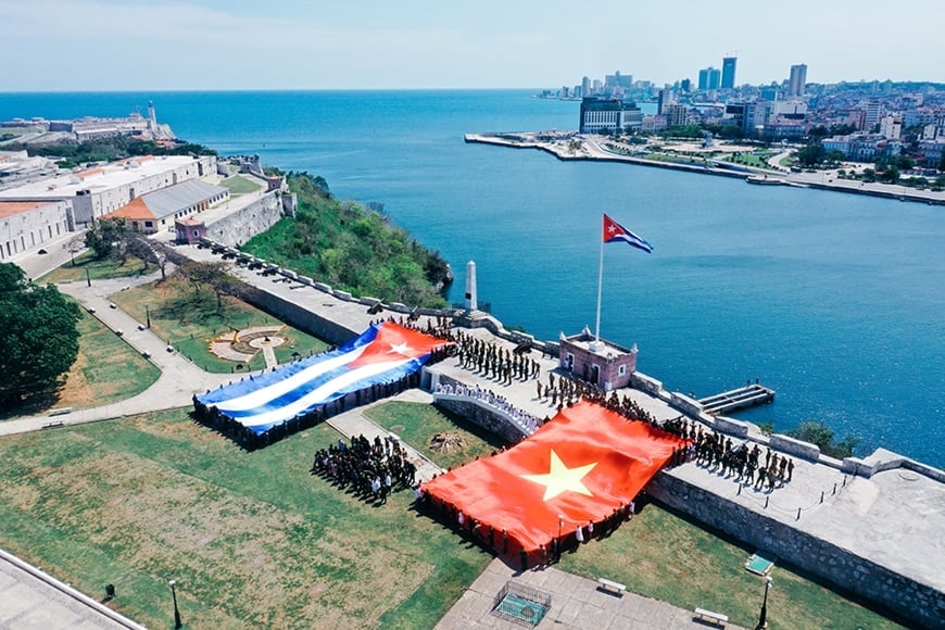 Quốc kỳ Việt Nam và Cuba tại pháo đài San Carlos. Ảnh: Đoàn làm phim cung cấp. Quốc kỳ Việt Nam và Cuba tại pháo đài San Carlos. Ảnh: Đoàn làm phim cung cấp.