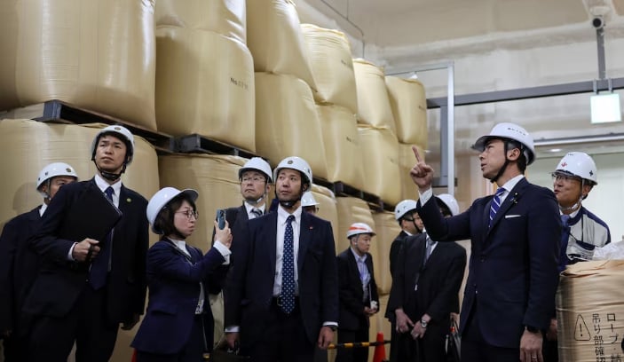 Japan's Agriculture, Forestry and Fisheries Minister Shinjiro Koizumi inspects a warehouse storing stockpiled rice in Kanagawa, Japan May 30, 2025. REUTERS/Kim Kyung-Hoon.