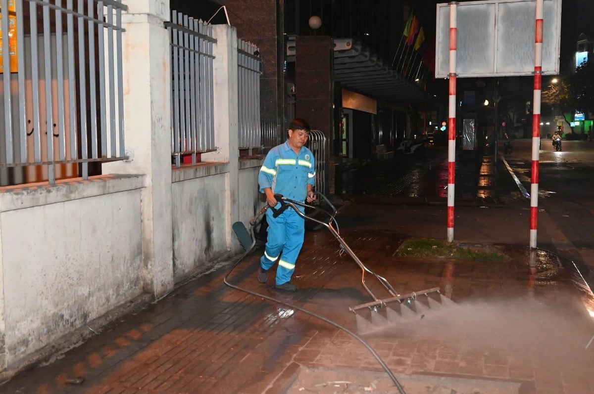 Công nhân Urenco thực hiện rửa đường bằng máy phun cao áp. 