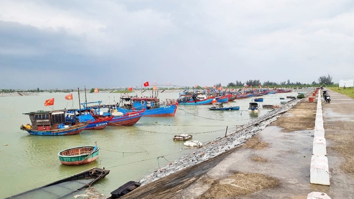 Thủy triều dâng cao trong khi mưa lớn đang tiếp diễn. Ảnh: TN. Thủy triều dâng cao trong khi mưa lớn đang tiếp diễn. Ảnh: TN.