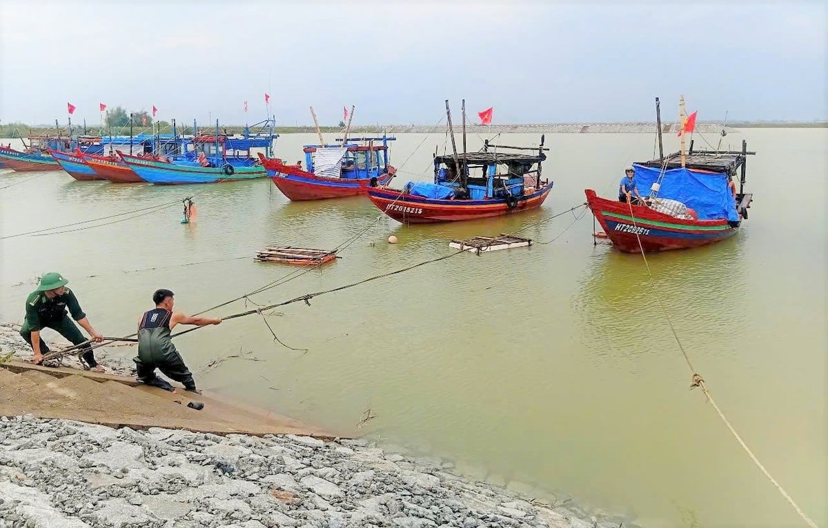 Lực lượng BĐBP Lạch Kèn hỗ trợ ngư dân neo đậu tàu thuyền. Ảnh: TN. Lực lượng BĐBP Lạch Kèn hỗ trợ ngư dân neo đậu tàu thuyền. Ảnh: TN.