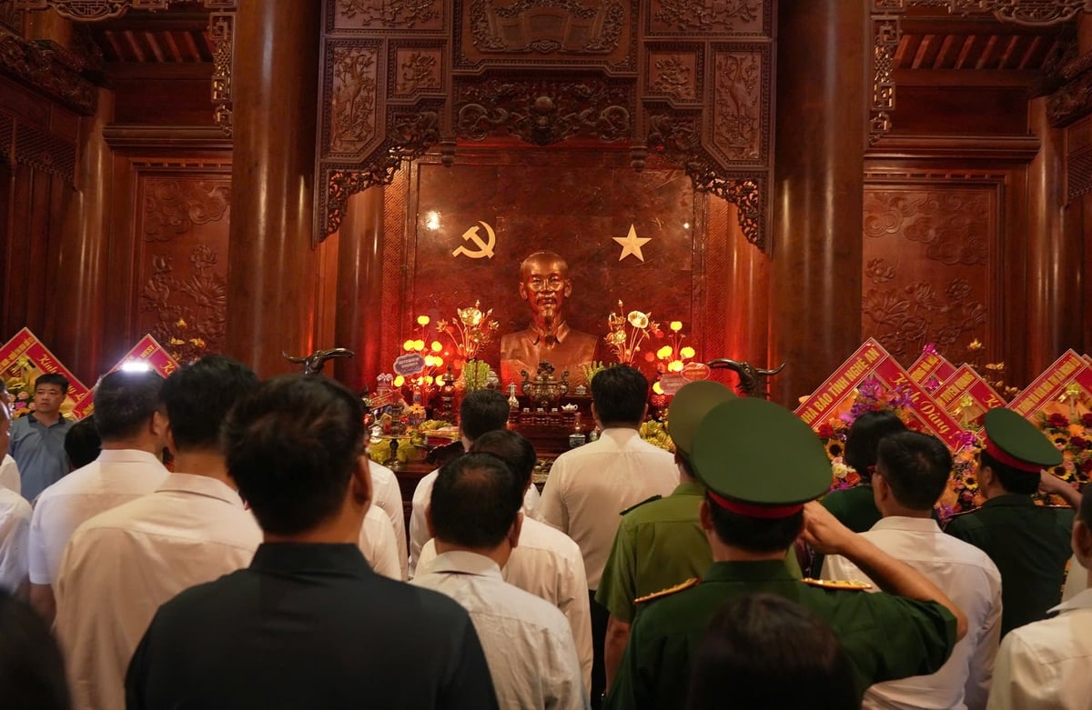 Đời đời nhớ ơn Chủ tịch Hồ Chí Minh vĩ đại. Ảnh: BNA Đời đời nhớ ơn Chủ tịch Hồ Chí Minh vĩ đại. Ảnh: BNA