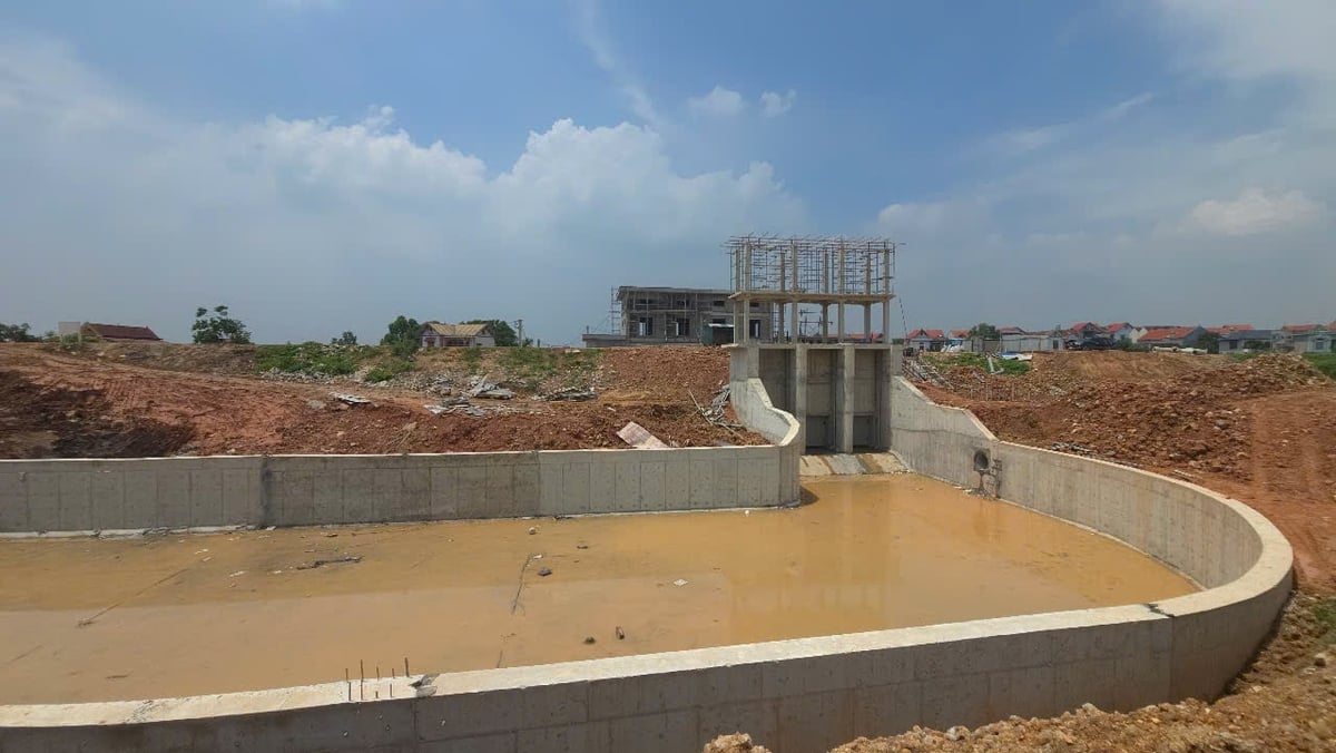Cuối tháng 8, trạm bơm Lãng Sơn sẽ vận hành đóng điện chạy thử máy bơm chính và hoàn thiện gia cố mái đê. Ảnh: Kiên Trung. Cuối tháng 8, trạm bơm Lãng Sơn sẽ vận hành đóng điện chạy thử máy bơm chính và hoàn thiện gia cố mái đê. Ảnh: Kiên Trung.