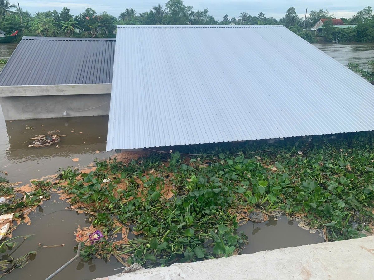 Ngôi nhà của ông Sơn bị sạt lở xuống kênh 28. Ảnh: Minh Đảm. Ngôi nhà của ông Sơn bị sạt lở xuống kênh 28. Ảnh: Minh Đảm.